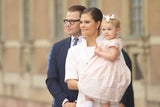 Prinzessin Estelle jubelt ihrem Opa zu