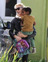 Charlize Theron knuddelt mit Sohn Jackson