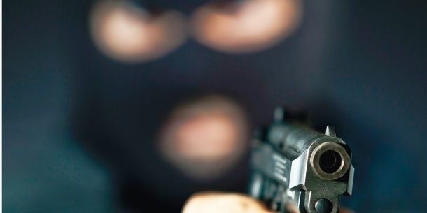 Der unbekannte hielt der geschockten Frau eine Waffe vor.