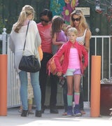Denise Richards hat mit Freundin viel zu besprechen