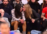 Cara Delevingne auf Kuschelkurs mit den Damen
