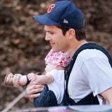 Ashton Kutcher spaziert mit Baby Wyatt