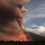 Vulkan Sinabung bricht aus