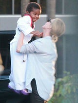 Charlize Theron holt Jackson vom Karate ab