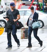 Jennifer Love Hewitt spaziert im regnerischen New York