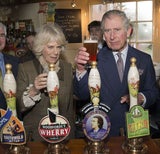 Prinz Charles & Camilla im Pub