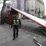 Ast "köpft" Doppeldecker in London