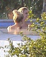Justin Bieber & Hailey Baldwin flirten im Pool