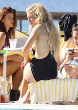 Sängerin Ellie Goulding entblößt die halbe Brust