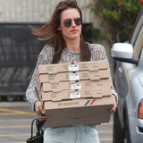 Alessandra Ambrosio mit Mega-Pizzalieferung