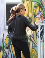 Charlize Theron knuddelt mit Sohn Jackson