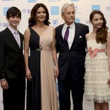 Catherine Zeta-Jones & Michael Douglas mit Kids am roten Teppich