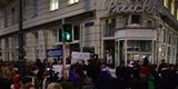 Kuss-Protest vor Cafe Prückel