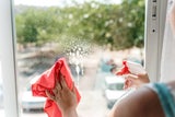 Schluss mit Schlieren! Mit diesen Geheimtricks putzen Sie Ihre Fenster in Rekordzeit