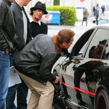 Arnold Schwarzenegger wäscht Sylvester Stallones Auto