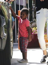 Charlize Therons Sohn Jackson ist ein kleiner Gentleman