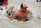 Lady Gaga springt ins Eiswasser