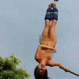 Touristin springt nackt Bungee