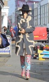 Rita Ora in bunten Stiefeln