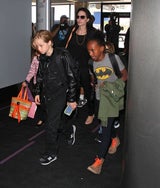 Brad Pitt & Angelina Jolie lotsen Kids durch Flughafen