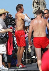 David Hasselhoff wieder in roter Badehose