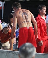 David Hasselhoff wieder in roter Badehose