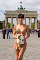 Micaela Schäfer bedeckt wieder nur das Nötigste