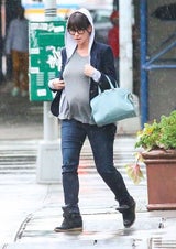 Jennifer Love Hewitt spaziert im regnerischen New York