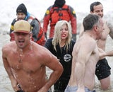 Lady Gaga springt ins Eiswasser