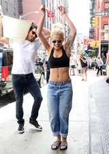 Tapfer! Rita Ora bei der "Ice Bucket Challenge"