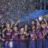 Hier jubelt Barca mit dem CL-Pokal