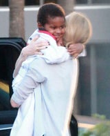 Charlize Theron holt Jackson vom Karate ab