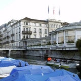 Das Baur-au-Lac-Hotel in Zürich - hier schlugen die Ermittler zu