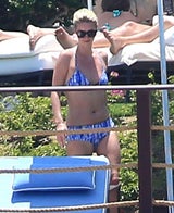 Nicky Hilton entspannt am Pool