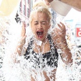 Tapfer! Rita Ora bei der "Ice Bucket Challenge"