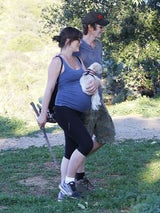 Milla Jovovich hält sich trotz Babybauch fit