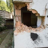 Auto gegen Haus katapultiert