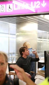 Tom Cruise & Simon Pegg drehen in der Wiener U-Bahn
