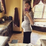 Morgen Miller zeigt Babybauch