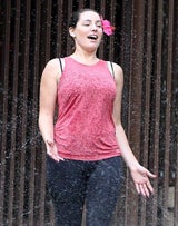 Kelly Brook macht sich nass
