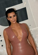 Kim Kardashian zeigt Babykurven