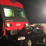Pkw von Zug erfasst