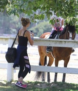 Denise Richards mit Töchtern beim Reiten