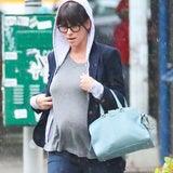 Jennifer Love Hewitt spaziert im regnerischen New York
