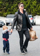 Robin Thicke geht mit Sohn Julian einkaufen