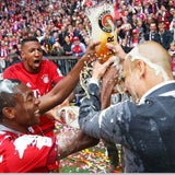 Bierdusche für Bayern-Coach Guardiola