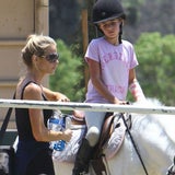 Denise Richards mit Töchtern beim Reiten