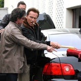 Arnold Schwarzenegger wäscht Sylvester Stallones Auto
