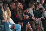 Kim Kardashian zerrt Nori zur Fashion Week