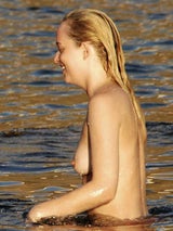 Dakota Johnson badet oben ohne